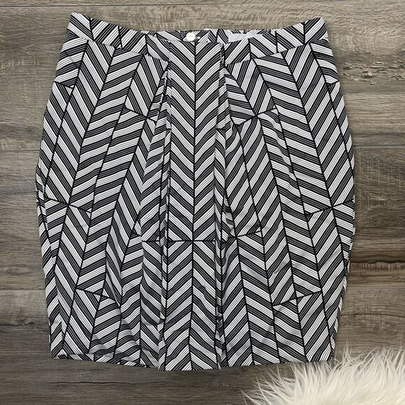 H&M Womens Skirt Black and White Print Size 4 Polyester 16" Length Lined - Picture 2 of 9